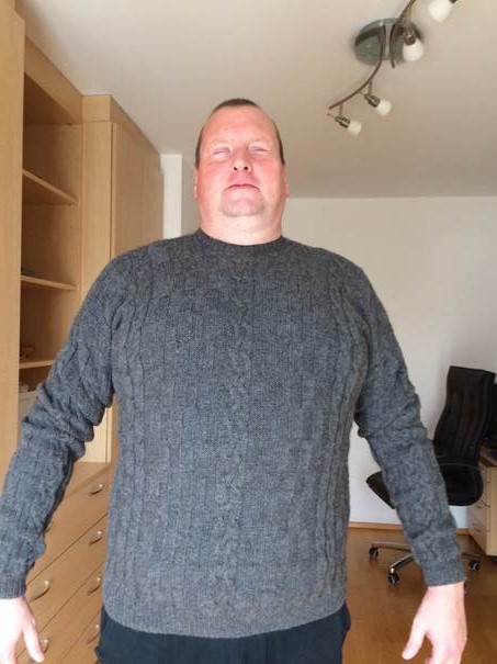 Dietmar im von Elfi gestricktem Pullover