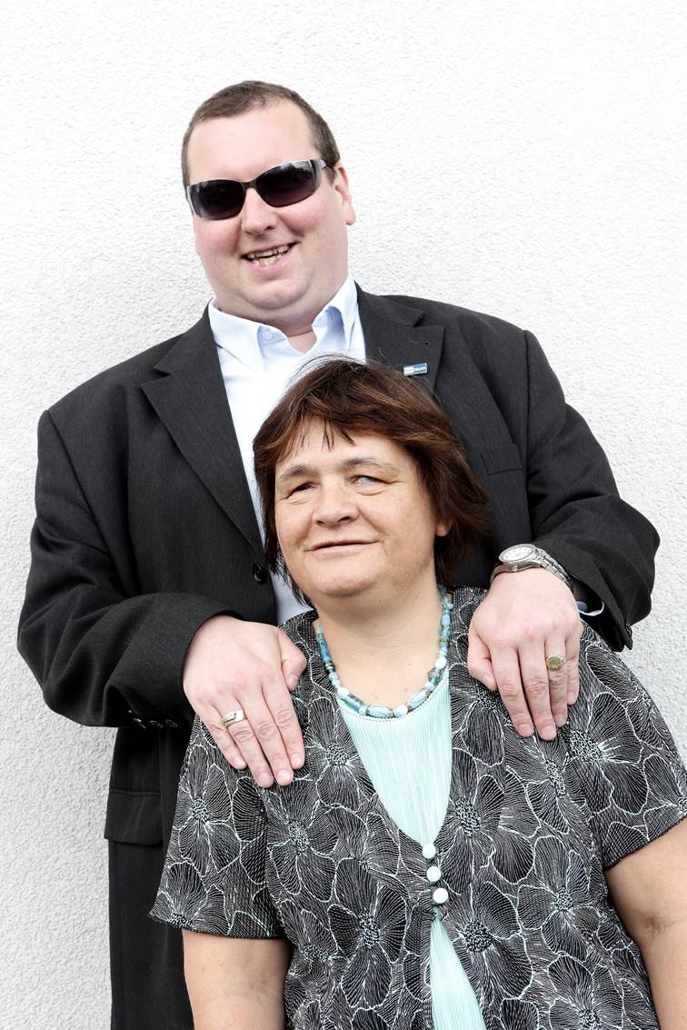 Elfi steht vor Dietmar